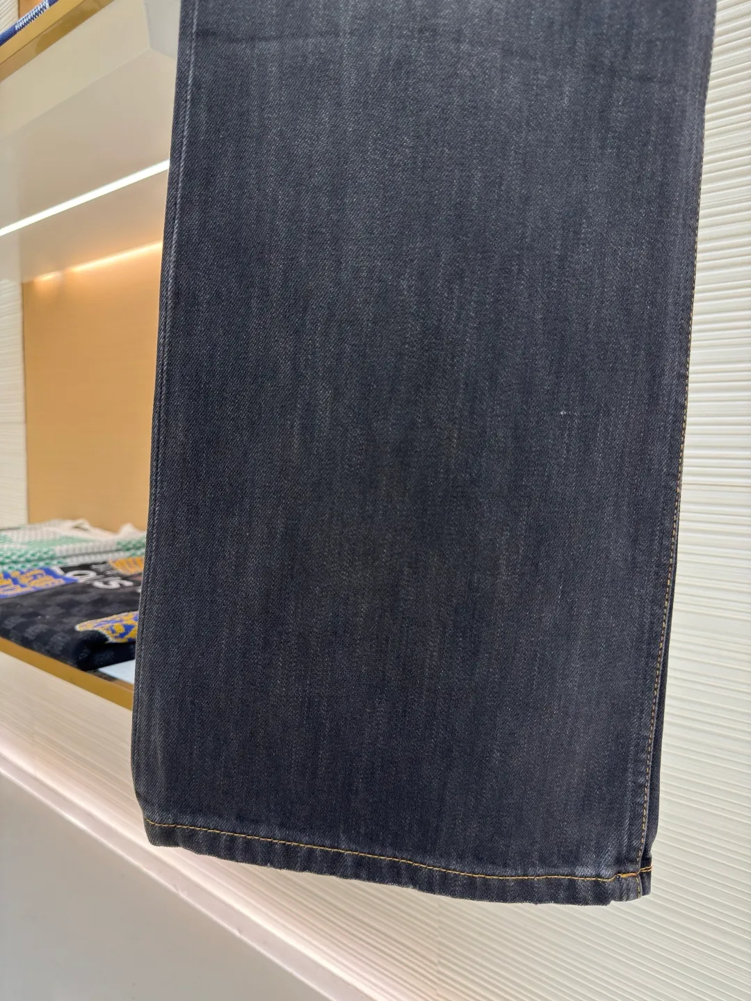 Acne Studios washed ink-splashed straight jeans ●Authentic product: Purchased and developed by 2859 ●Item number: 1680279-A75 ●Fabric: denim fabric ●Technology: Painting process ●Weight: about 780 grams ●Version: Fitted version ●Size: 30-31-32-33-34 ●Description: Made of denim fabric imported from Japan, which is characterized by high density and thick yarn, so it has strong wear resistance and tensile strength It also has softness. With the passage of time and frequent wearing, denim fabric will gradually become softer. After special dyeing and finishing processes to fit the body, denim fabric also has good color fastness and washability. It can withstand multiple washings without fading easily. The hand-painted ink splash design takes up to 30 minutes to paint a finished product. The daily output is limited. The work process is very cumbersome. After painting, it is washed and aged. It is an important process to give the denim fabric a retro and aged effect, showing a natural Uneven fading effect. Customized genuine leather label. Pink thread is used for marking the back pocket in details. The overall wiring is straight and delicate. The fabric is comfortable and soft. The color is consistent and no color difference. It can be matched with the same style to create a fashionable look and control various occasions. Customized accessories. Complete three labels. Same style for men and women!